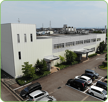 漢⽅研究所（富⼭県）では研究開発の拠点として原料⽣薬の研究から新製品の開発までを担っています。