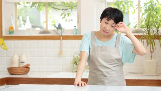 更年期の「汗が止まらない」症状の原因と対処法を漢方の視点で解説